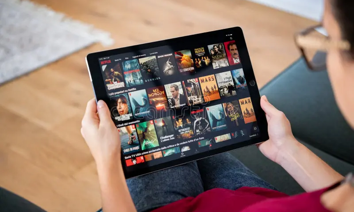 Gen Z chơi Tết: Nhiều người xem Netflix, chơi game thay vì xem pháo hoa, du xuân