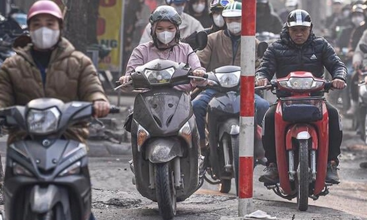 Năm 2025, đi xe máy lên vỉa hè bị phạt bao nhiêu tiền?