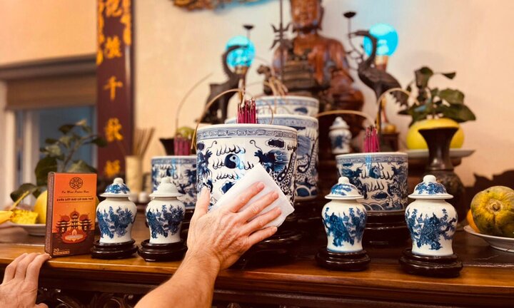 Có nên dùng nước lã để lau bàn thờ?