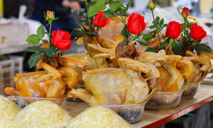 Gà cúng để nguyên con hay chặt miếng? 