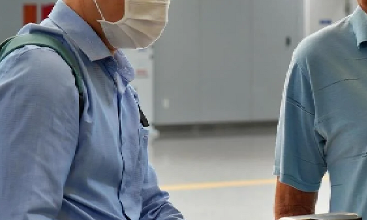 Máy bán vé Metro số 1 chưa hoạt động, hành khách xếp hàng mua vé tại quầy