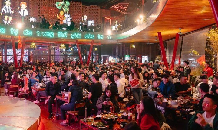 Khách tụ tập ăn tất niên, hàng quán ở Hà Nội 'hốt bạc'