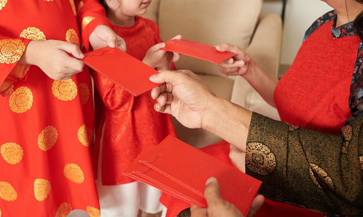 Thay vì giữ hộ tiền lì xì, sao không dạy con cách quản lý chi tiêu?