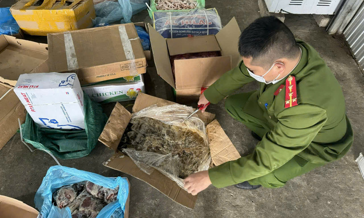 Thu 1,8 tấn thịt đổi màu, bốc mùi chuẩn bị tuồn ra thị trường dịp Tết