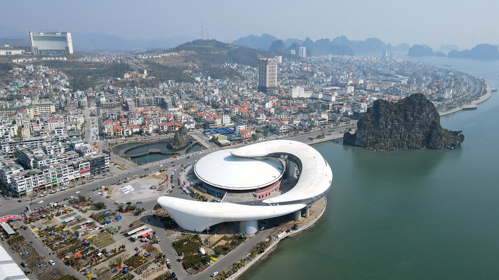 Nhìn từ trên cao 'Cung cá heo' bên bờ di sản vịnh Hạ Long