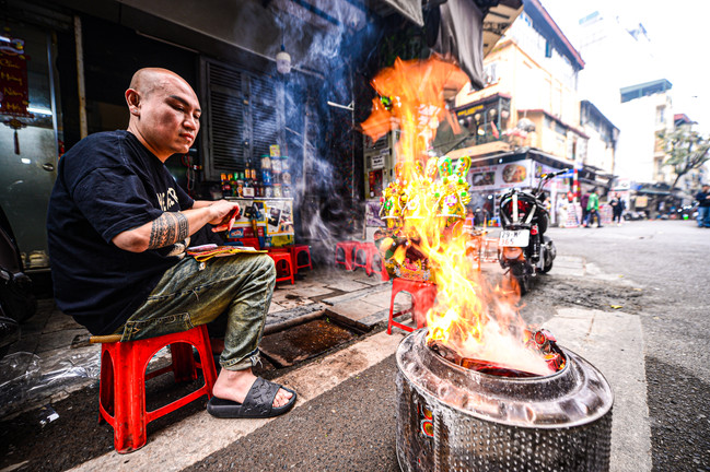 Người Hà Nội đốt vàng mã cúng Táo quân khắp vỉa hè phố cổ