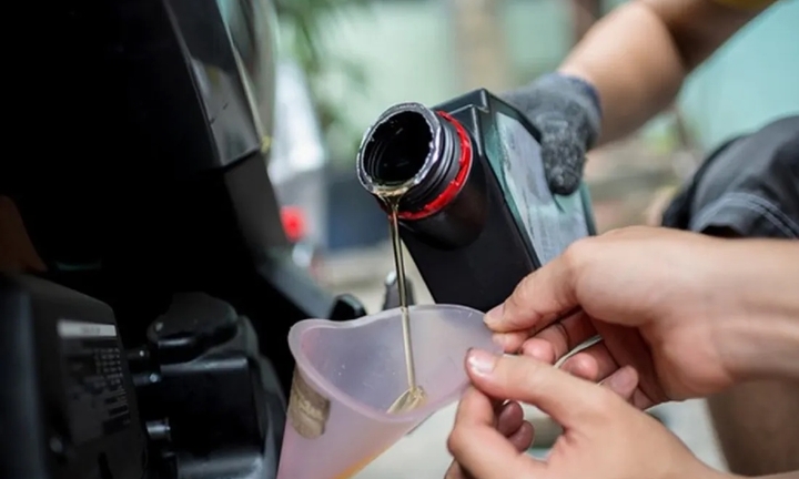 Sai lầm dễ mắc khi thay dầu nhớt xe máy