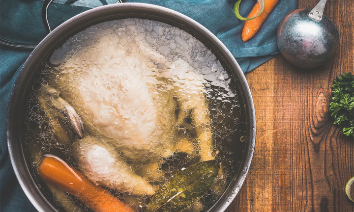 Khi luộc gà nên đặt úp hay ngửa?