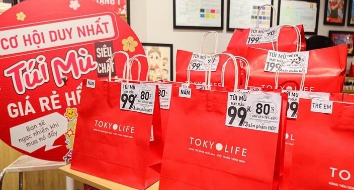 Bắt 'trend' túi mù, giảm giá sâu để xả hàng thời trang trước khi nghỉ Tết