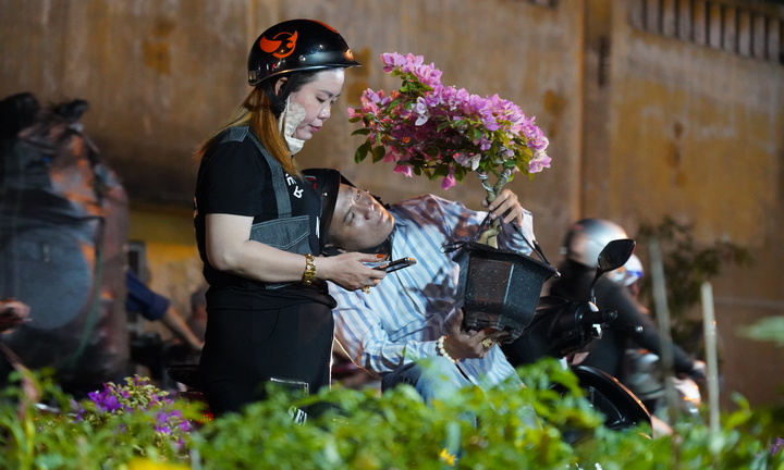 TP.HCM: Tấp nập mua bán xuyên đêm ở chợ hoa 'trên bến dưới thuyền' 