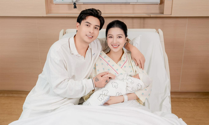 Vợ chồng Hồ Quang Hiếu đón con trai đầu lòng