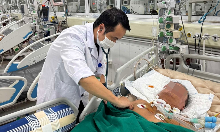 Bác sỹ cấp cứu chạy đua với tử thần giành giật sinh mạng bệnh nhân ngày cận Tết