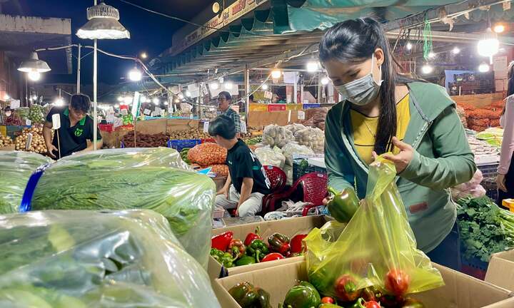 Thực phẩm Tết đổ dồn về TP.HCM, trái cây ở chợ đầu mối bắt đầu tăng giá