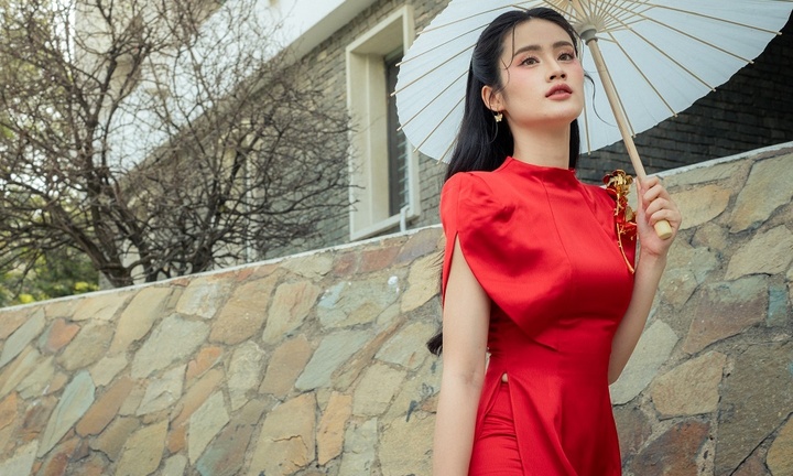 Hoa hậu Ý Nhi khoe nhan sắc rực rỡ trước khi lên đường thi Miss World