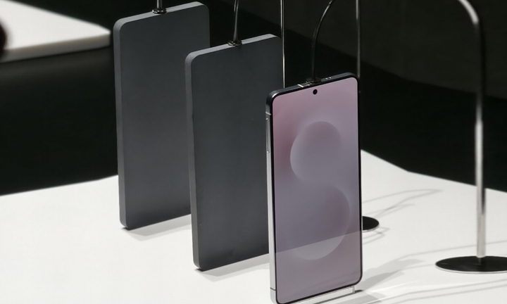 Galaxy S25 Edge xuất hiện bí ẩn, cụm camera đáng chú ý