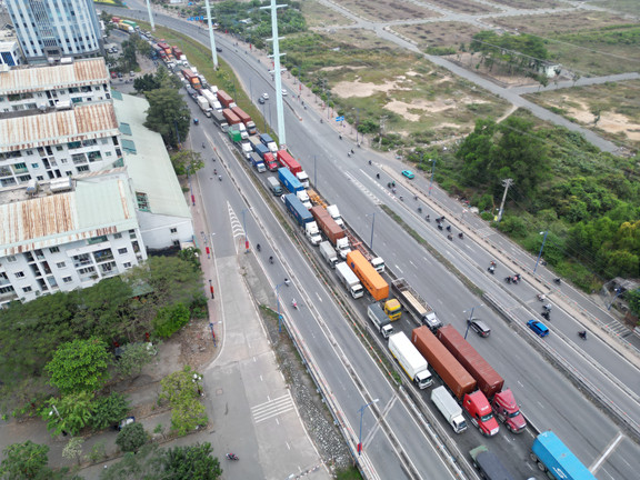 Cận Tết, các tuyến đường xung quanh cảng Cát Lái kẹt xe 'không lối thoát' 