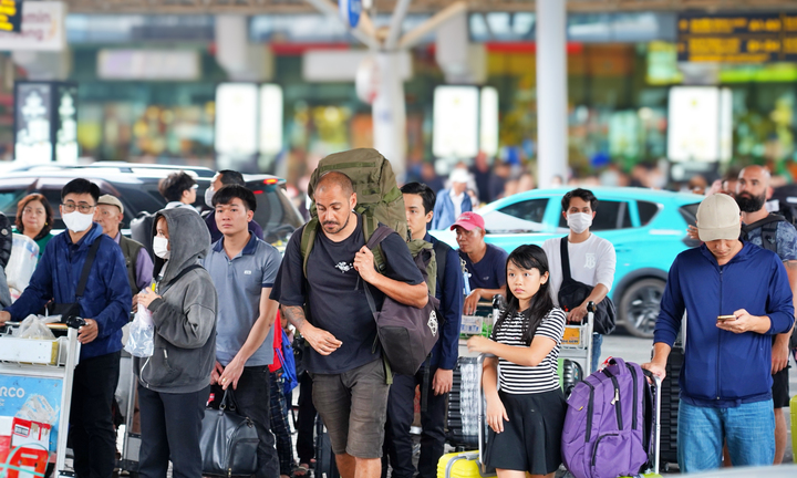 Sân bay Tân Sơn Nhất đông nghẹt chiều 24 Tết, hành khách vật vã ngồi chờ 