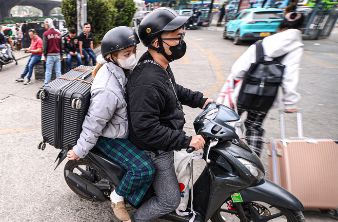 Nhiều người xin nghỉ làm sớm, bắt xe về quê từ chiều 24 Tết