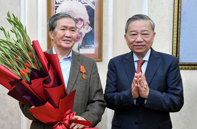 Tổng Bí thư Tô Lâm trao Huân chương Hồ Chí Minh tặng ông Đinh Thế Huynh