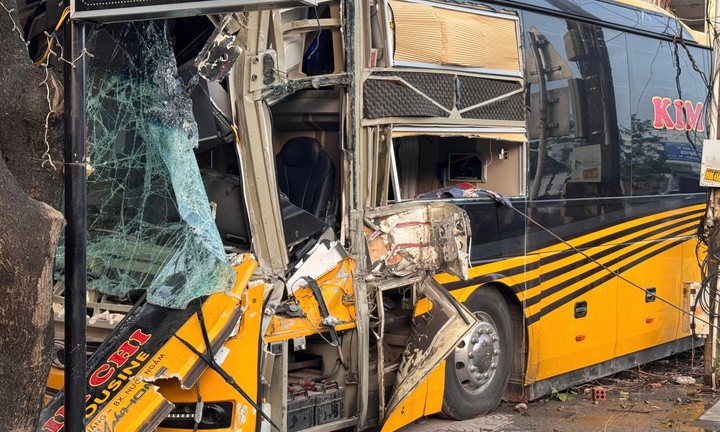 Xe khách tông vào nhà dân ở Quảng Bình lúc rạng sáng