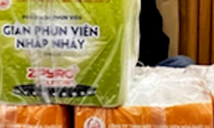 'Loạn giá' pháo hoa Tết Z121, dân buôn bán chênh cả trăm nghìn đồng