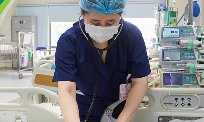 Uống nhầm dầu thắp đèn, hai trẻ hôn mê, suy hô hấp