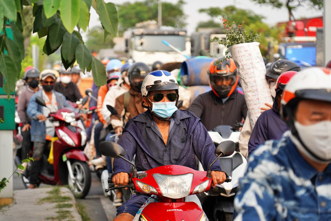 Cửa ngõ, bến xe ở TP.HCM đông nghịt người về quê đón Tết