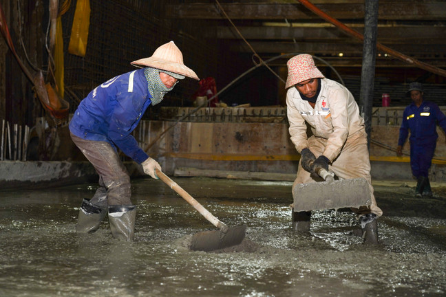 Công nhân thi công xuyên Tết ở dự án trọng điểm của TP.HCM 