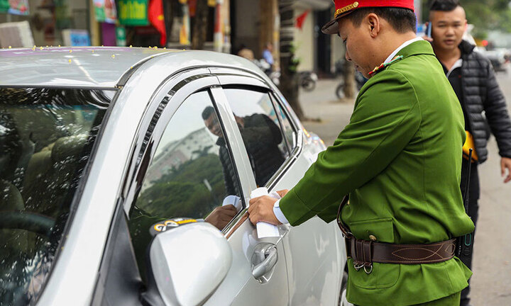 Từ năm 2025, đỗ xe ô tô trên miệng cống thoát nước bị phạt bao nhiêu tiền?