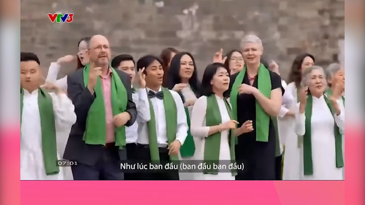 Đại sứ Canada, Nauy, New Zealand cùng trình diễn ca khúc 'Năm qua đã làm gì'