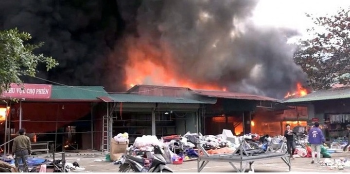 Cháy chợ trung tâm huyện ở Hà Giang