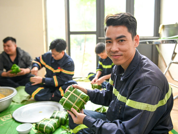 Lính cứu hoả trổ tài gói bánh chưng, sẵn sàng trực chiến xuyên Tết