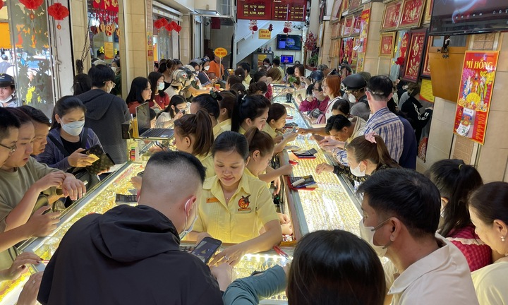 Khách chen kín tiệm vàng ở TP.HCM ngày 27 Tết, nhiều loại 'cháy' hàng