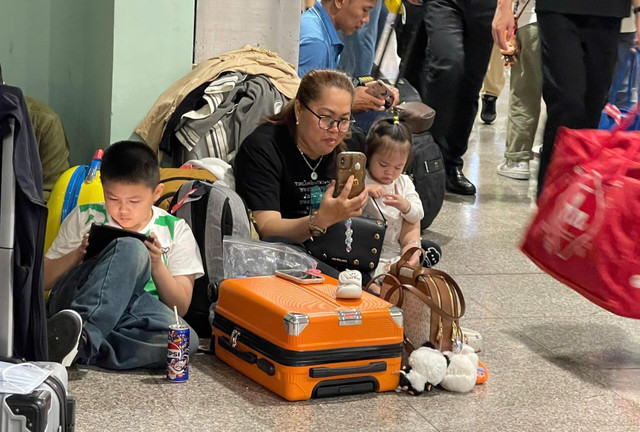 Khách nằm, ngồi vạ vật ở sân bay Tân Sơn Nhất vì bị delay