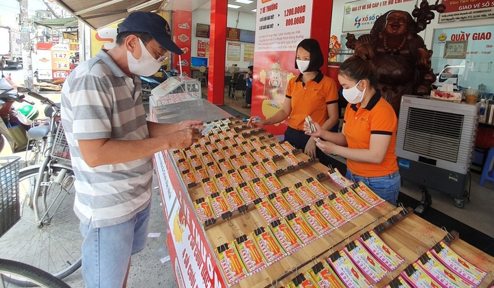 Dân TP.HCM chi tiền triệu mua vé số đầu năm mới 