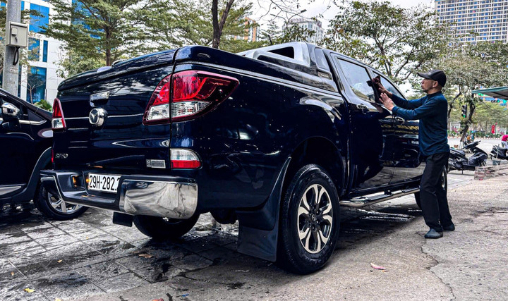 Dịch vụ rửa xe tăng giá 5 lần ngày cận Tết, khách phải chờ 4 tiếng mới tới lượt