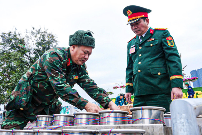 Cận cảnh trận địa pháo hoa Hà Nội, TP.HCM trước giờ khai hoả đêm giao thừa 