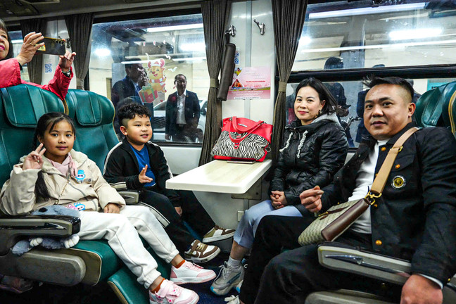 Những vị khách đặc biệt trên ‘chuyến tàu xuân’ chạy xuyên giao thừa