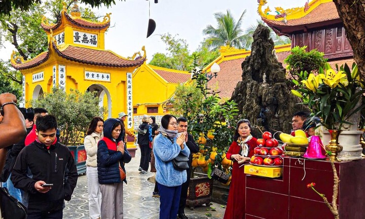 Người dân Hà Nội đi lễ chùa ngày đầu năm Ất Tỵ