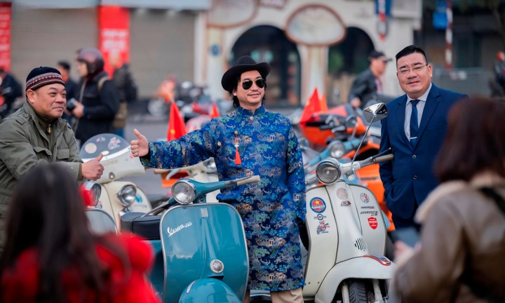 Dàn xe 'tân cổ giao duyên' tụ tập ngày đầu năm Ất Tỵ