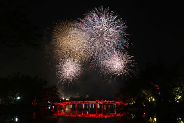 Bầu trời Thủ đô rực sáng pháo hoa, chào năm mới Ất Tỵ 2025
