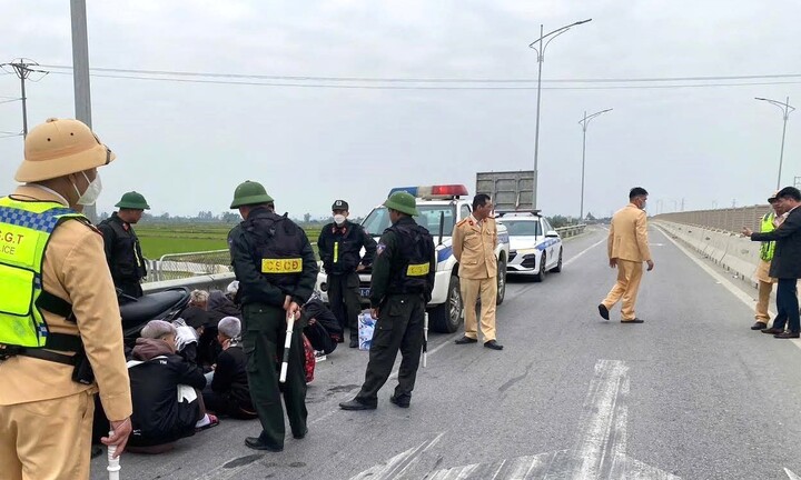 Đi xe máy chơi Tết trên cao tốc, 11 thanh thiếu niên bị phạt 78 triệu đồng 