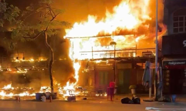 Nhà hàng ở trung tâm thành phố Hải Phòng bốc cháy dữ dội trong đêm