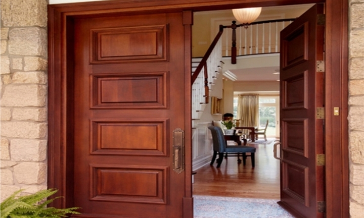 Cửa hậu nên mở ra hay mở vào? 