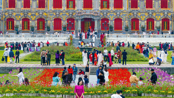 Hoàng cung nhà Nguyễn kín người đến du xuân hai ngày đầu năm Ất Tỵ