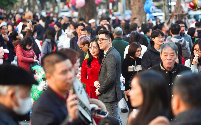Mùng 2 Tết Ất Tỵ, Hồ Gươm Hà Nội đông nghẹt người du xuân
