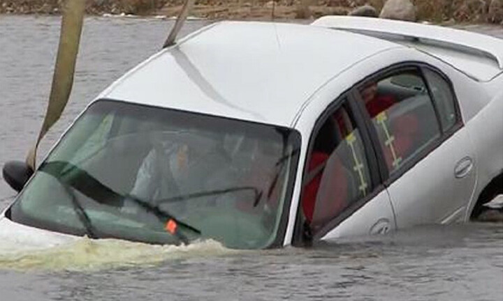 Ô tô lao xuống nước, cần làm gì để thoát hiểm?