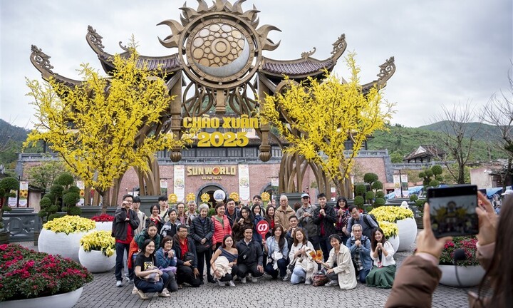 Du khách thích thú gói bánh chưng, xin chữ ông đồ trên đỉnh Bà Nà