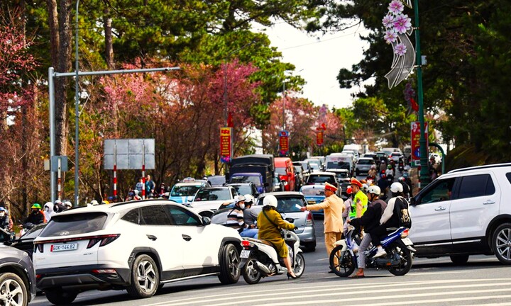 Đà Lạt đông nghịt khách du xuân, xe nối đuôi nhau quanh hồ Xuân Hương