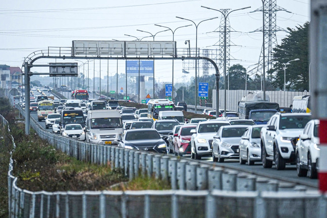 Người dân trở lại Hà Nội sớm, cao tốc Pháp Vân - Cầu Giẽ tắc dài hơn 2km